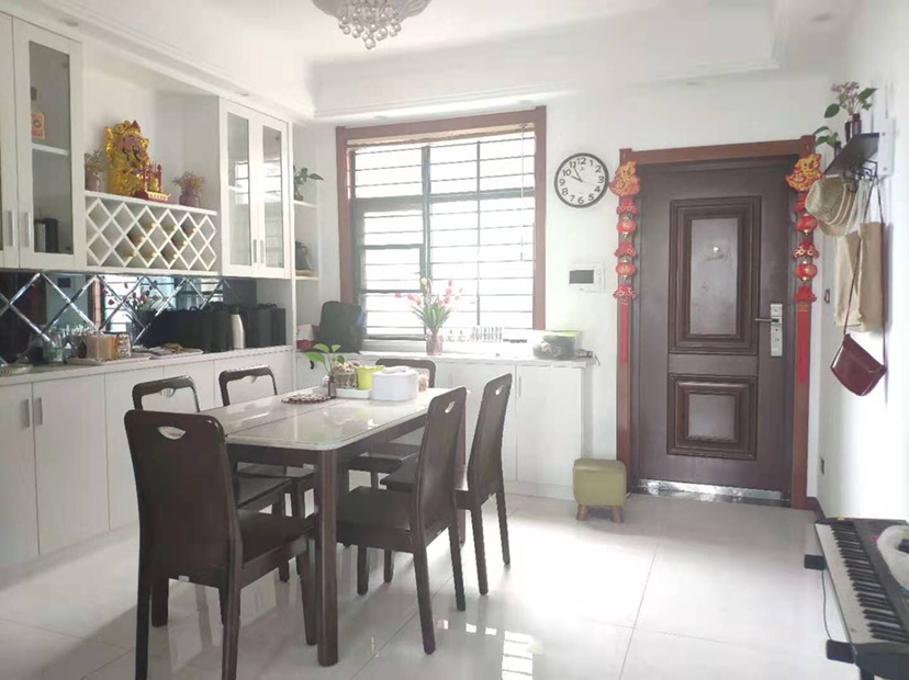 新城一号大户型，精装修，双阳台，交通便利