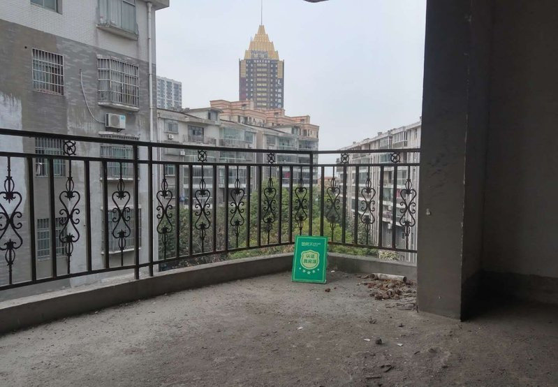 怡景花园沃尔玛对面毛坯大三房房东诚意出售