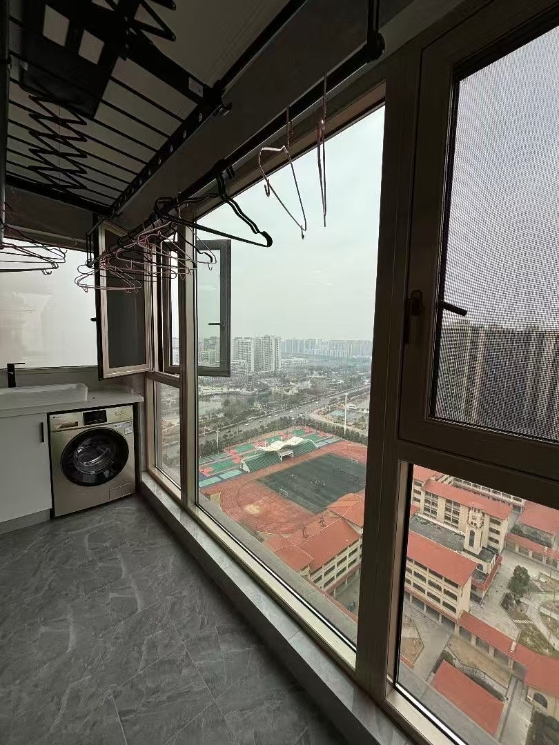 新二中二小旁，沔阳清华园，精装大三房两卫，可拎包人住！单价5字头，老证