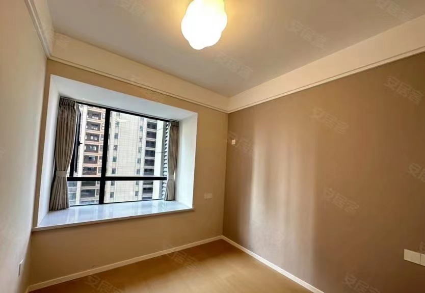 降价了，全新装修，送车位，轻she奶油风，中间好楼层，证满二