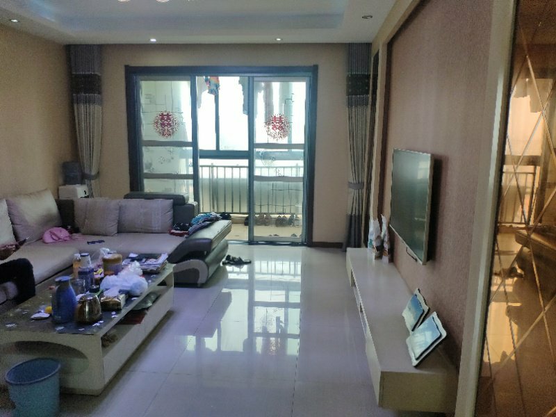 水云间精装修三房，南北通透采光好，紧邻江滩公园