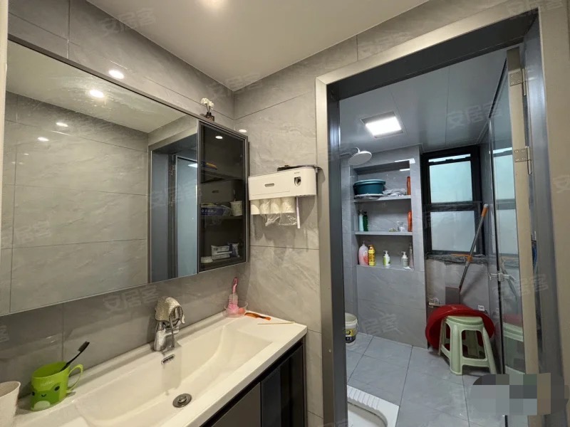 降价了，，业主急卖，御湖世家，业主亏本出售，精装三房两卫，9.5成新！送车位，品牌家电，全屋中央空调