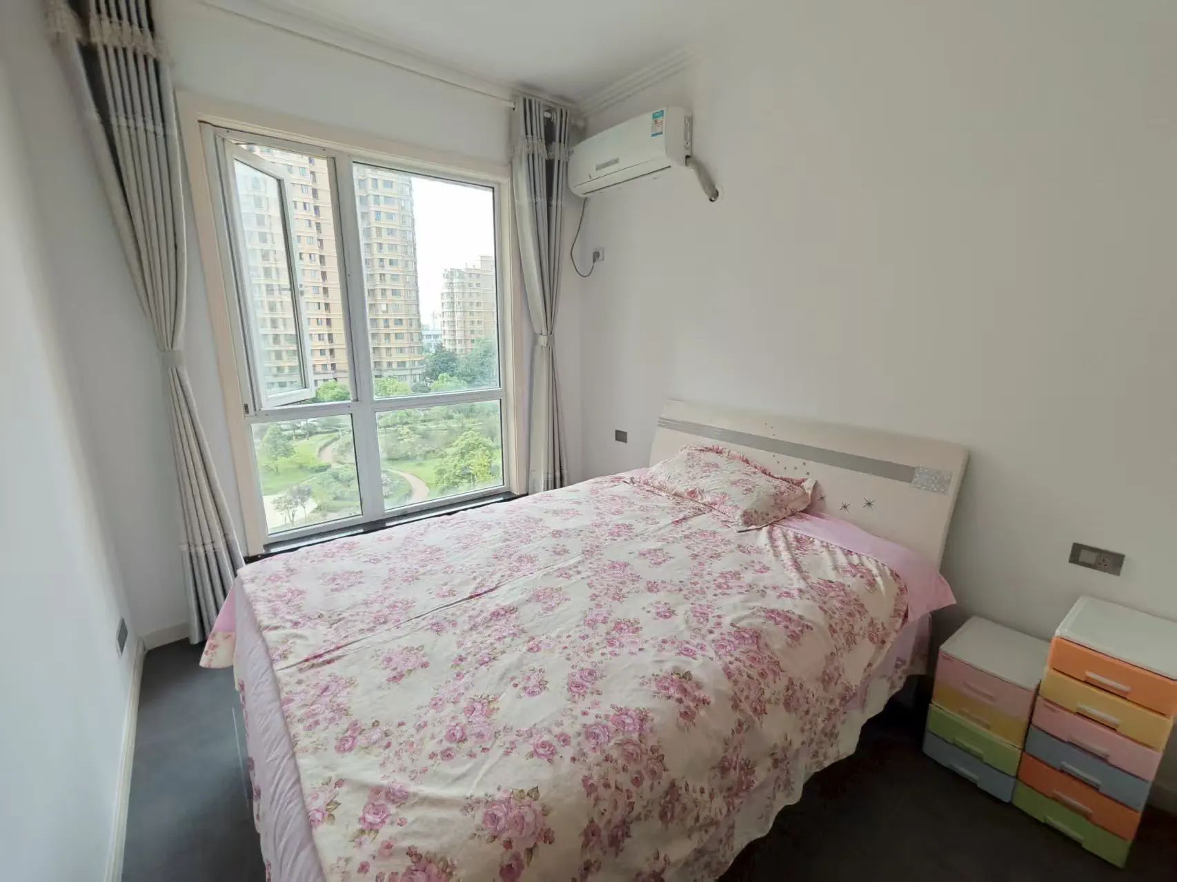 城东流潭公园旁，公园世家精装三房，同小区性价比高，证件满五税费低，诚心出售