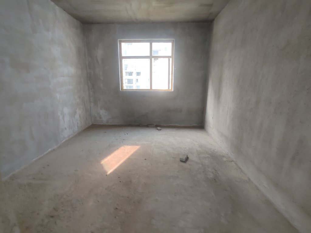 清华园毛坯大三房.中间楼层.看房方便