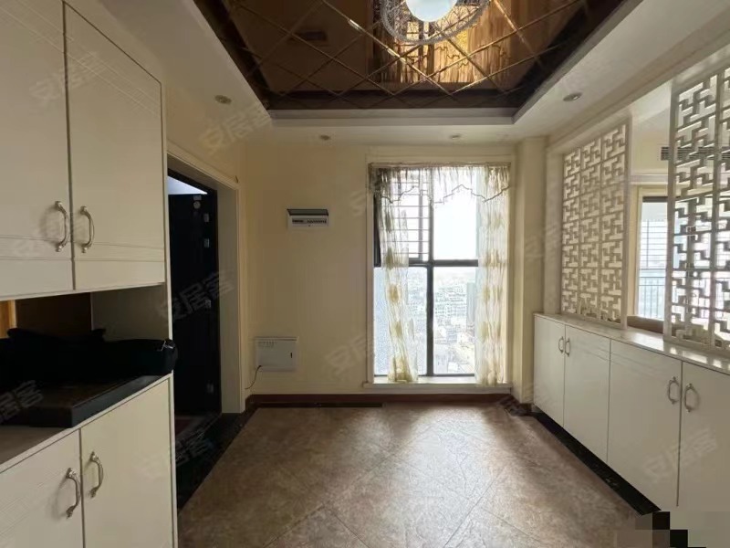 211，急售，三中、商城附近，毛坯价买精装，138平，精装大三房，中间好楼层