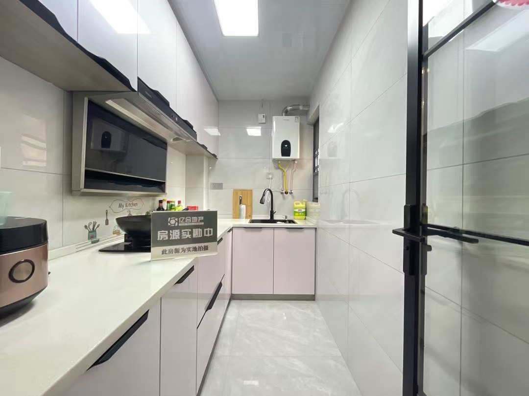 房东亏本出售，满庭春，精装三房，基本未住，一口价45万，证满二