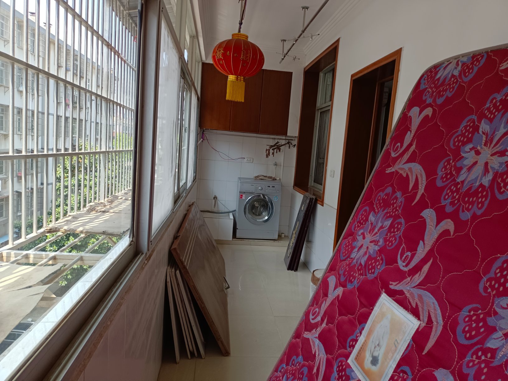 对面是富迪，好楼层，南北通透， 是送地下车库， 售70万元