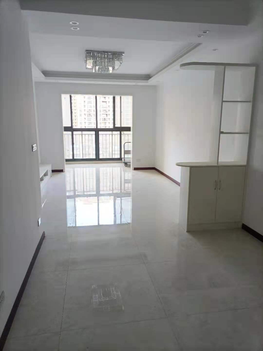 硬装装好了。证10月份满两年。可配合满