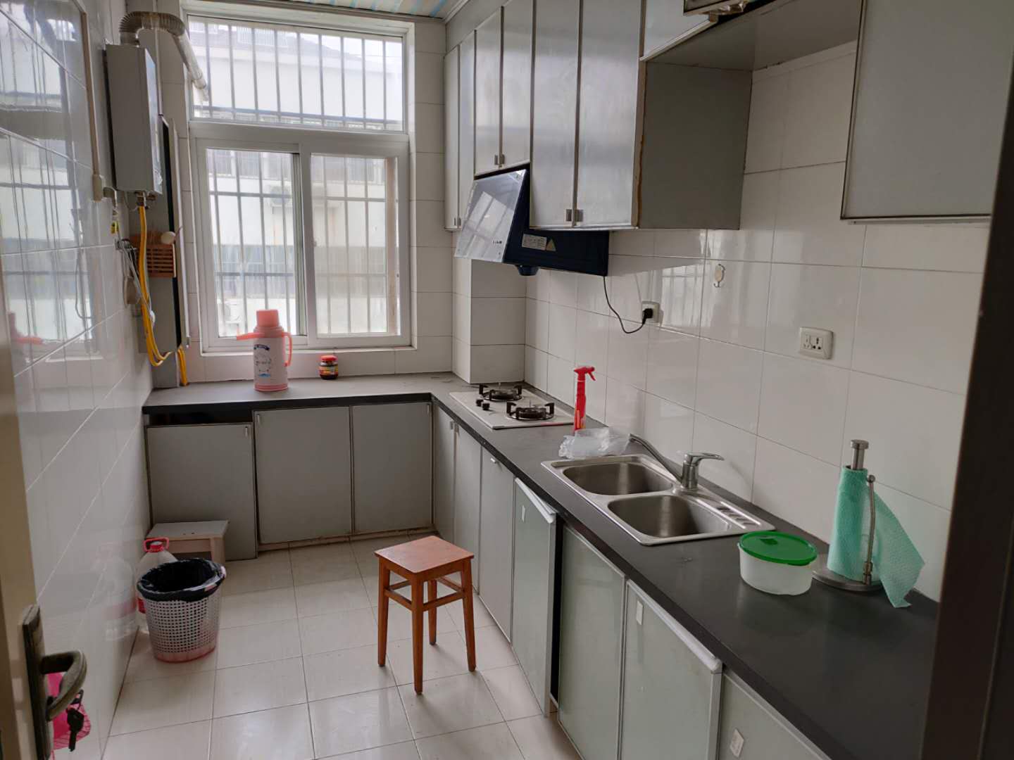 园丁小区四房精装修地段好小区可停车业主诚间售