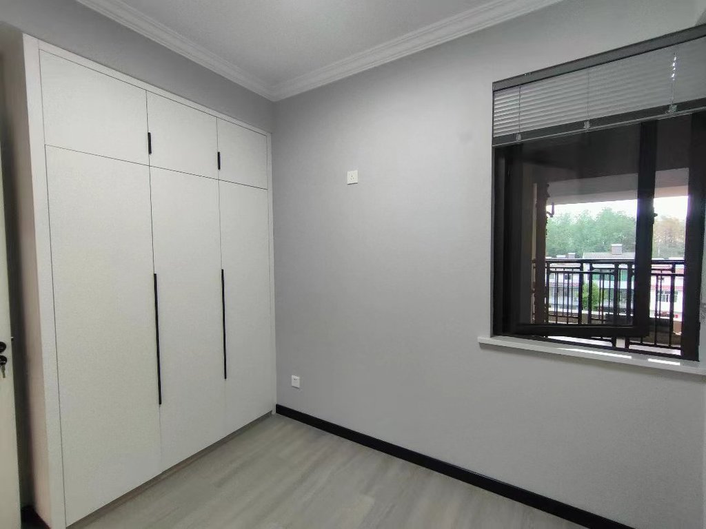 祥生观澜府.天然氧吧小区.全新装修三房两卫.证件满二.看房方便