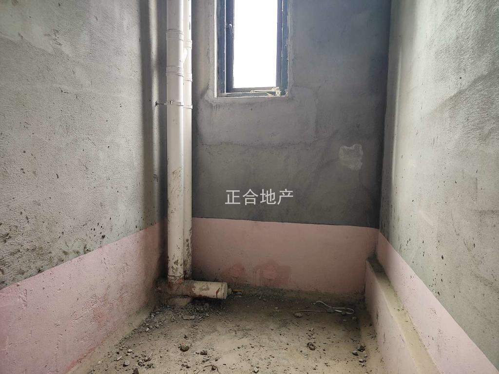 瞎卖！捡漏！亏本出，满庭春，供暖四房，单价3900一平，中间楼层，南北通透，双阳台，证满二