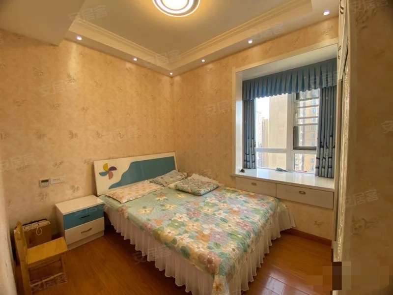 捡漏，房东急售，双湖景房，森林国际，精装3房，电梯好楼层。装修成色新