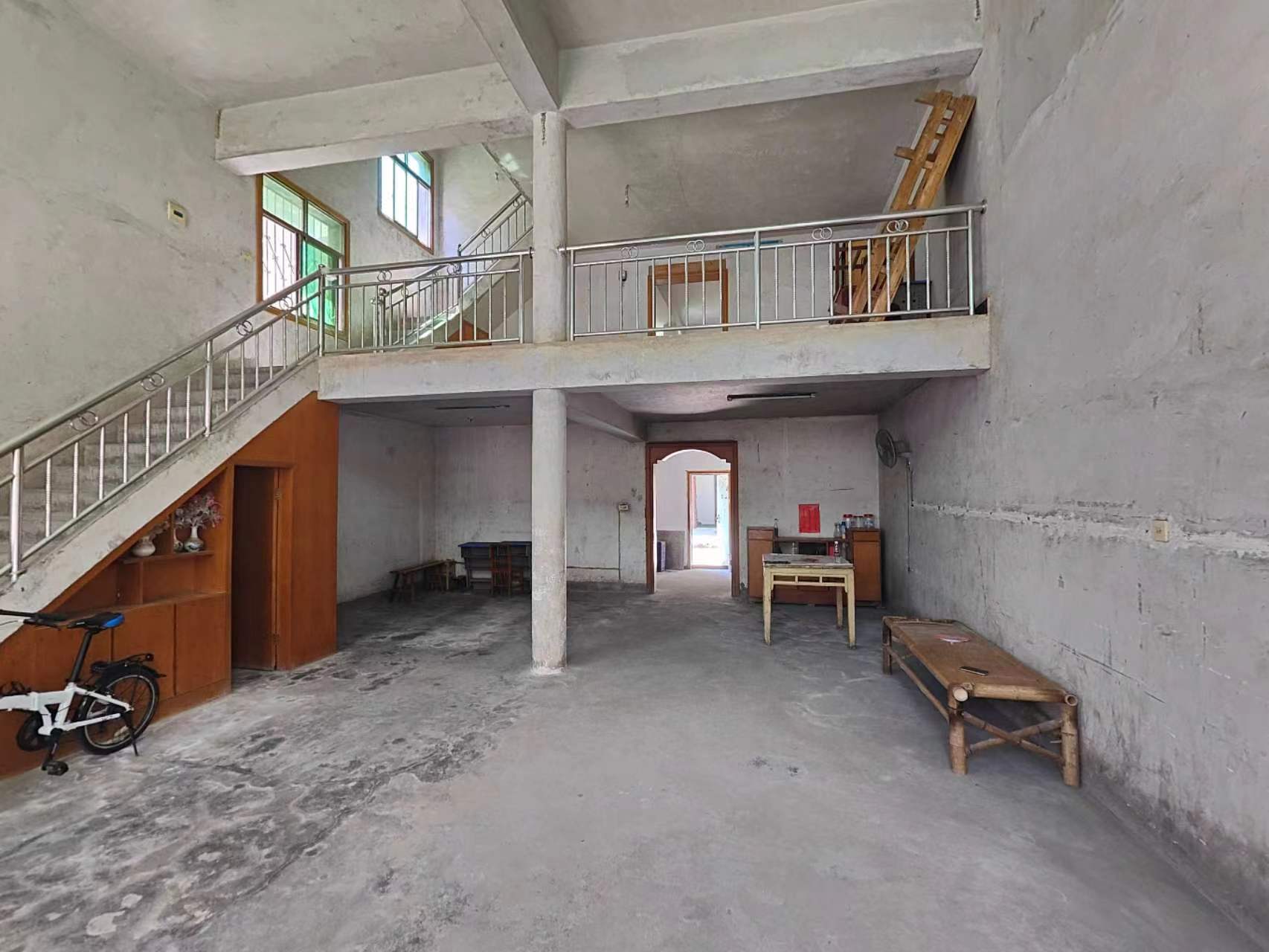 私房两间四层，另带隔热层400平只要55万，户型南北通透 采光好的很 生活配套成熟 交通方便！