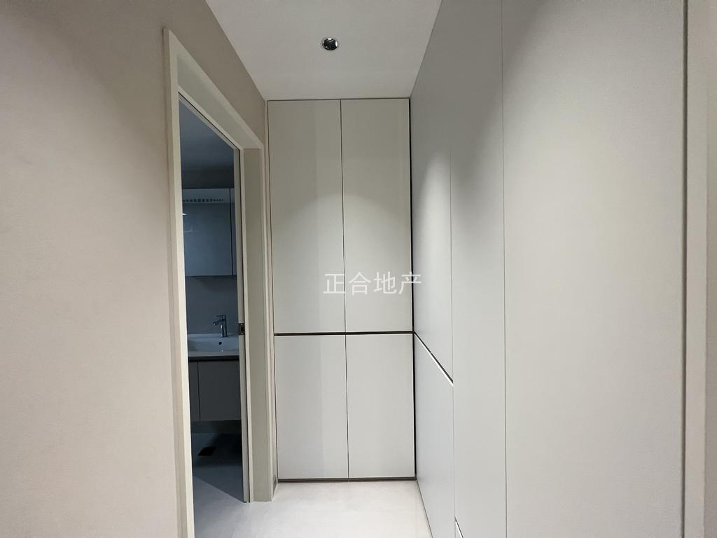 城南。御湖世家。好楼层电梯12楼。全新精装三房二卫，证满二，送车位