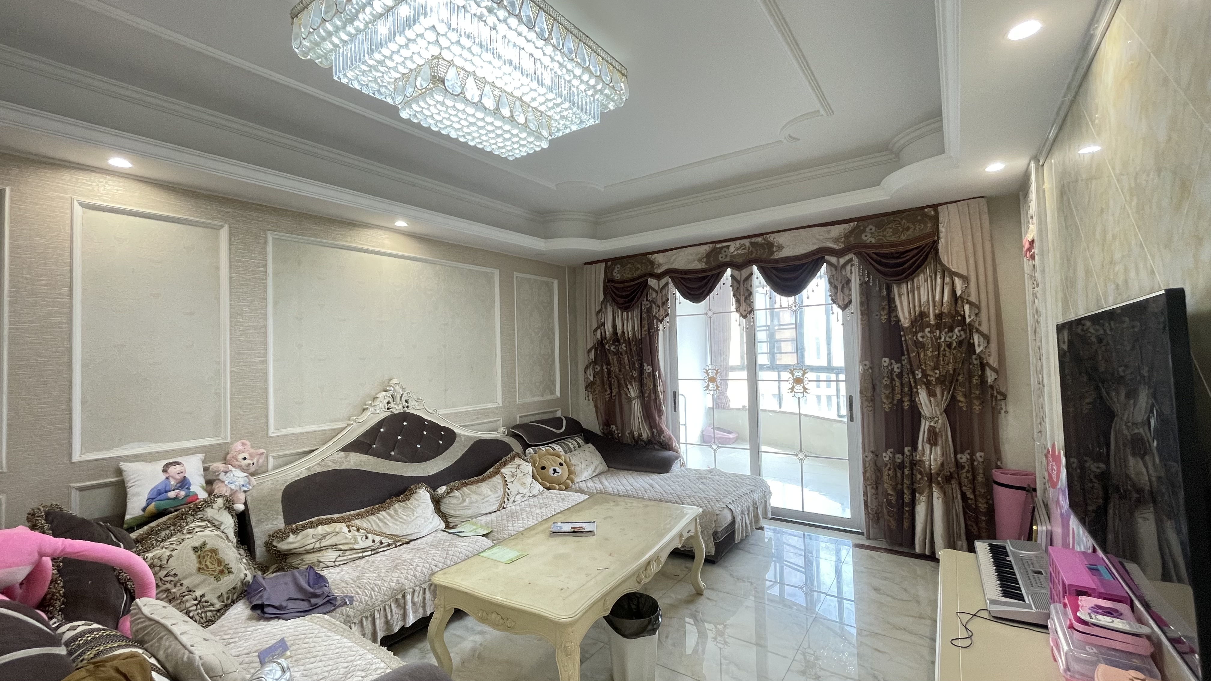 颐和公馆精装三房两卫.小区环境好.看房方便