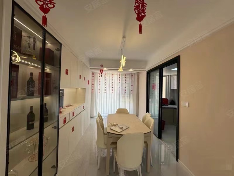 诚心出售，满庭春，全新装修，边户，一天未住，拎包即住！南北通透