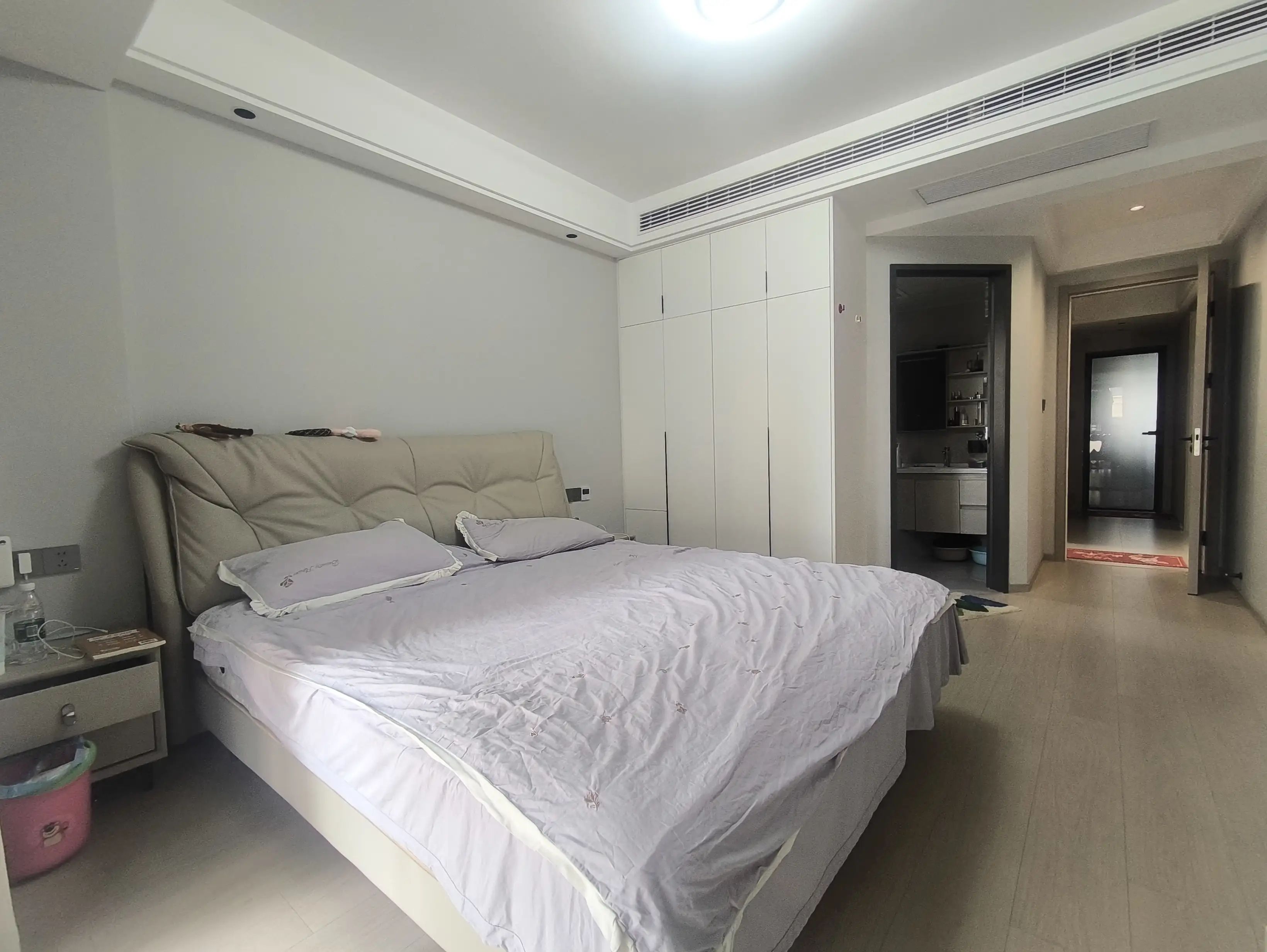 城南，荣怀E区，‮高小‬层，精装‮房三‬两卫，‮衣带‬帽间，诚心出售