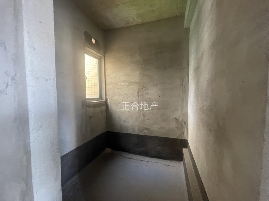 城南，新城壹号五期，电梯洋房，满两年，毛坯3室2厅2卫，南北通透