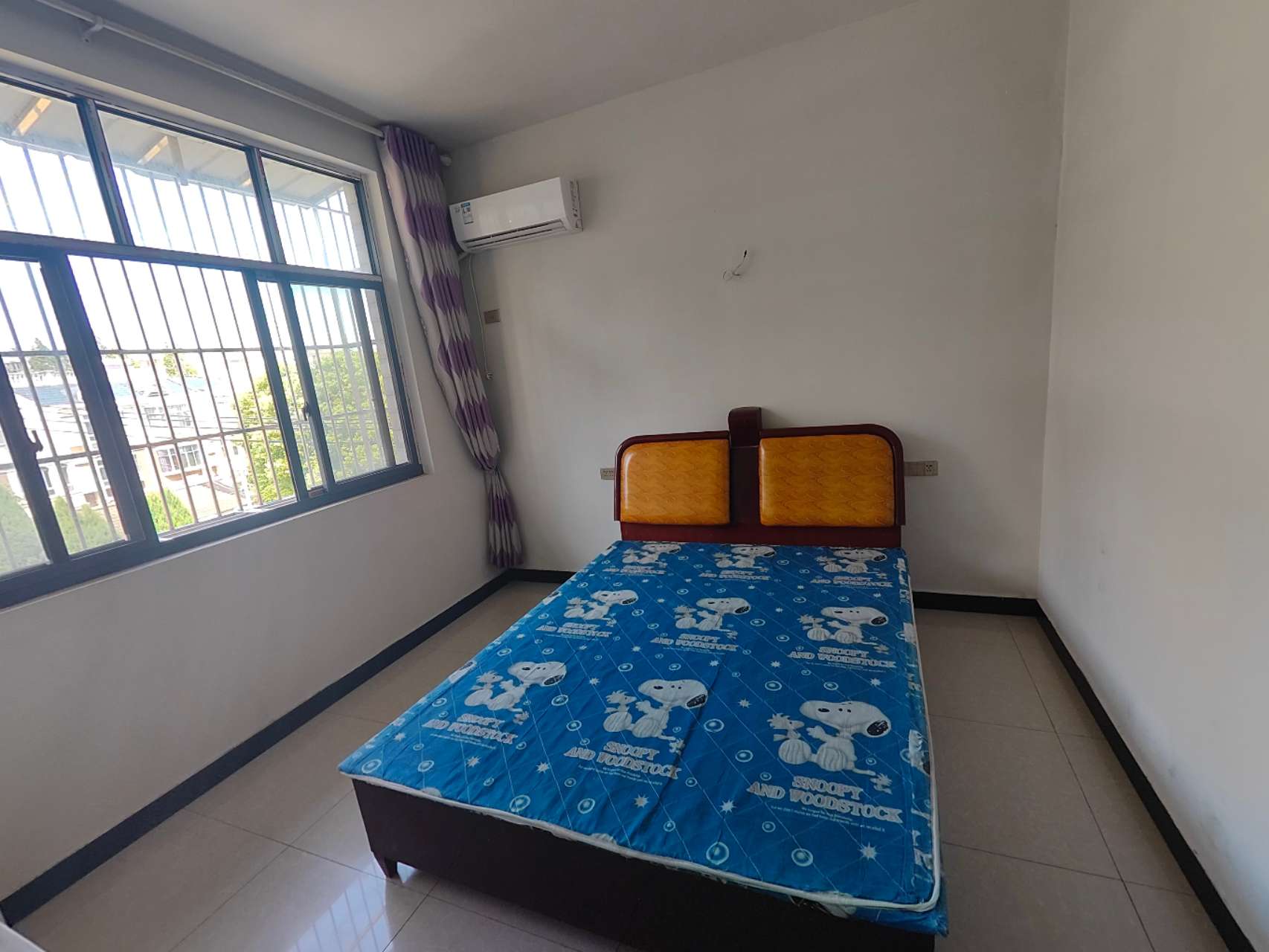 三楼三楼职院对面的好房子，单间带卫生间，房子外观新的很，里面装修的也很漂亮，