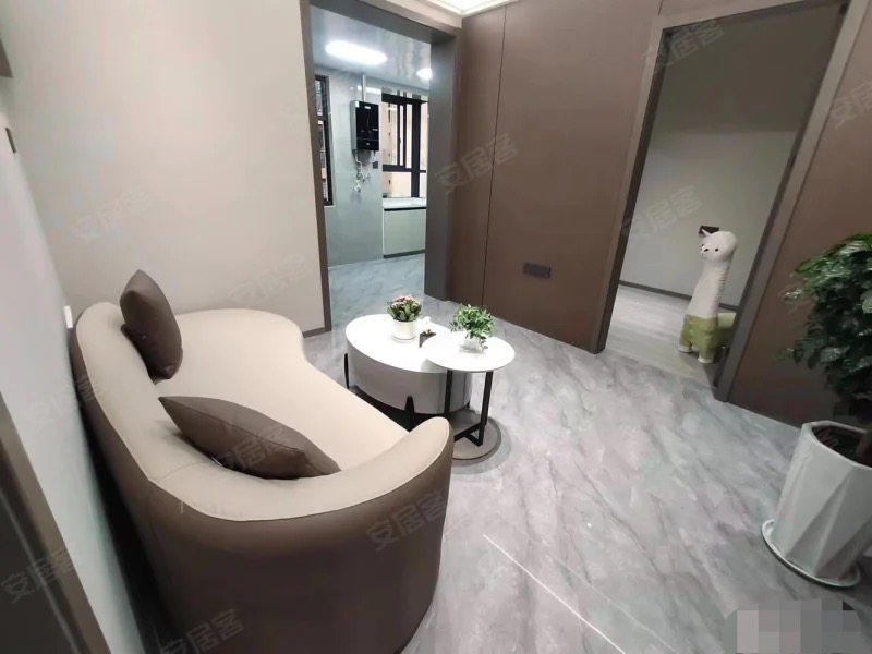 降价了，仙商附近，环球旁，配套齐全步梯3楼，精装三房，带大院子，证件齐全，赠送10多个平方