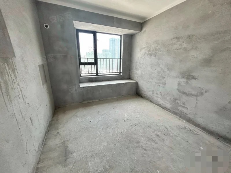 急卖，城南，吾悦广场，现房，毛坯三房两卫，好楼层14楼，房东包满二，单价6000