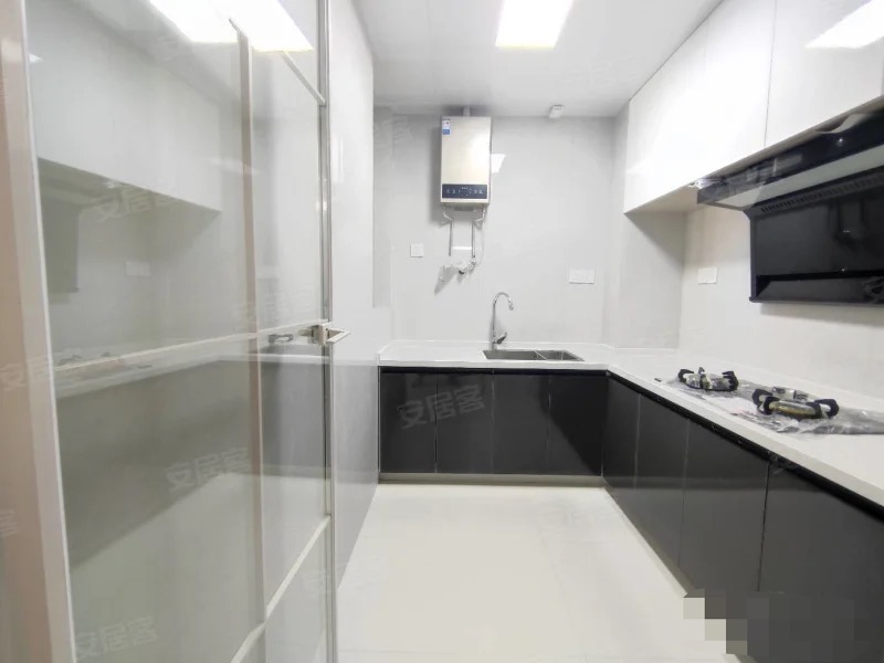 业主诚心出售，城南森林国际，电梯好楼层。精装三房，对面就是新二中二小，证满二