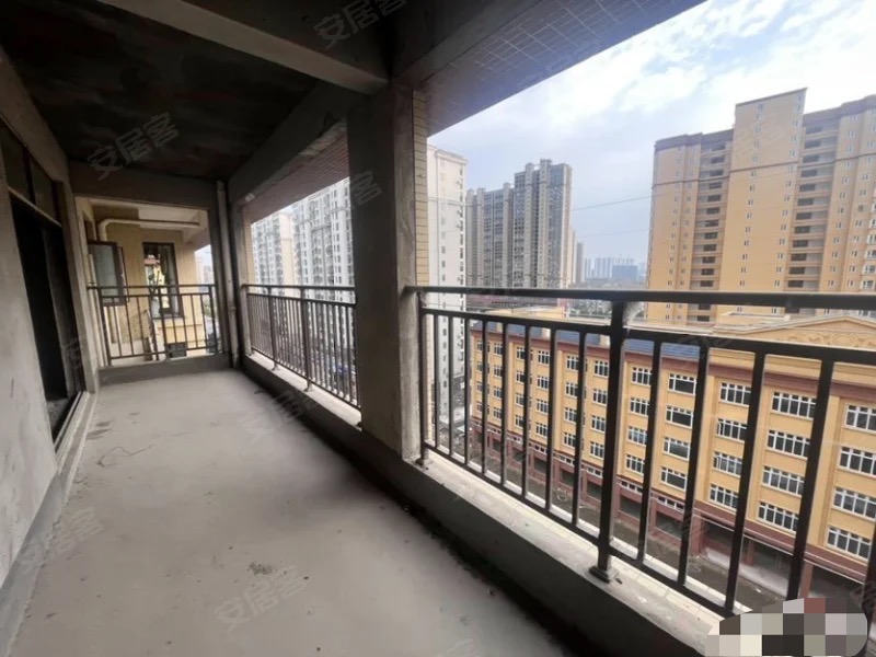 银浮领秀城，楼梯和现浇已弄好，带地下停车位电梯洋房，复式大平层，实际面积300多平，证满二，南北通透双阳台，四开间朝南，