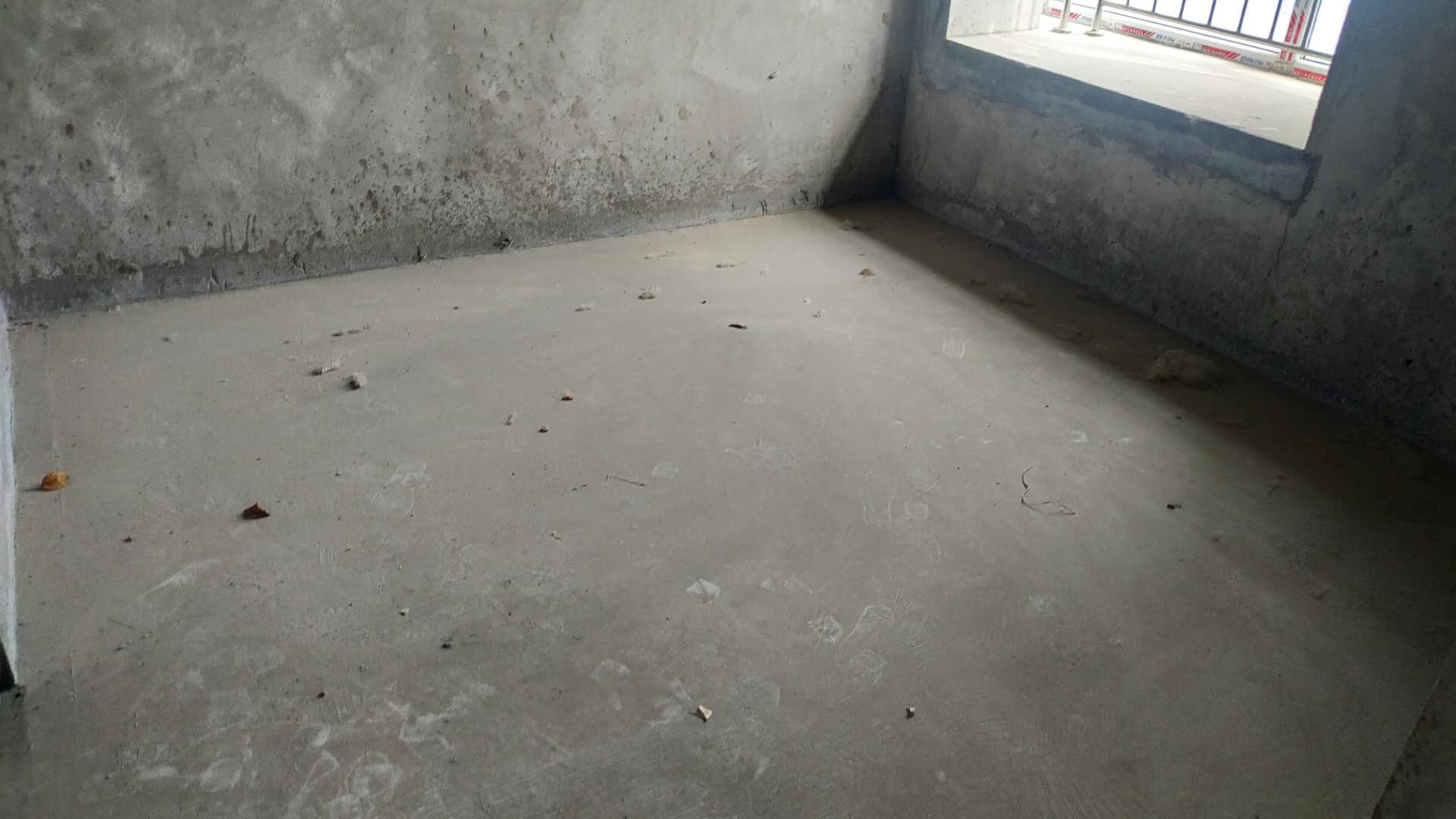 银湖城毛坯大3房，南北双阳台，小高层，支持按揭