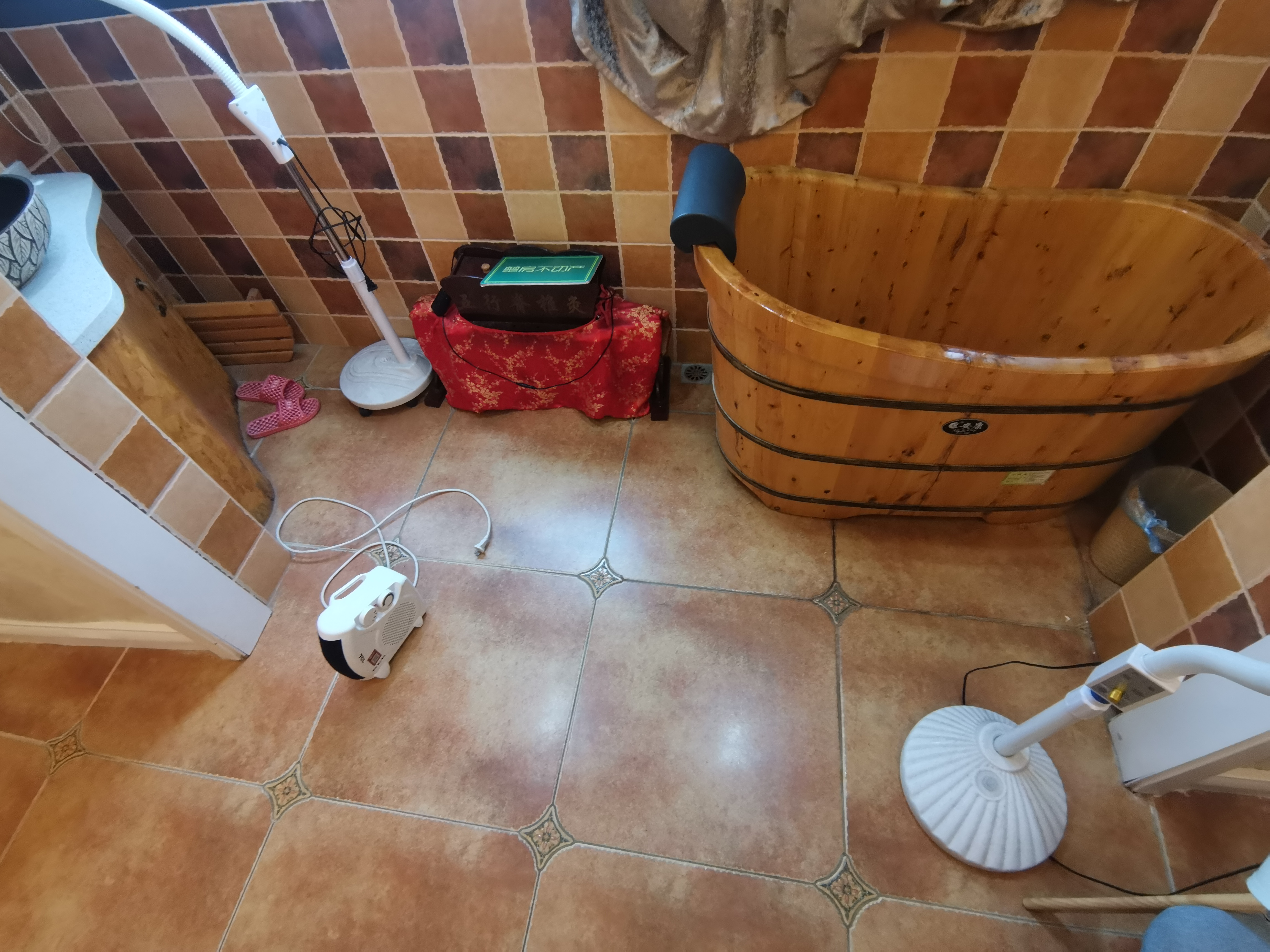 武商附近金帝苑四室两厅两卫，精装修熵住两用，拎包入住！