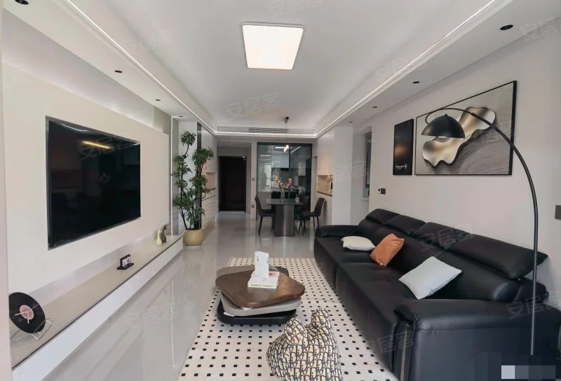 ？城南，御湖世家，精装三房，送车位，三开间朝南，证满二