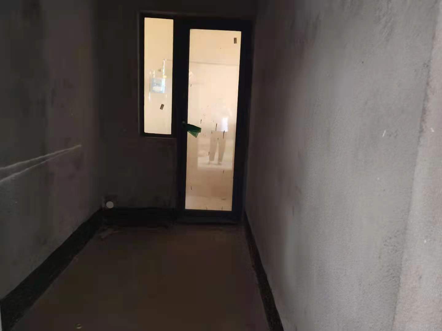 御台公馆毛坯三房.证件满二.看房方便房东诚意出售