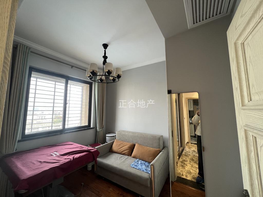 诚心出售，城南，御台公馆，中间好楼层，精装四房两卫，人车分流品质小区老证过户便宜