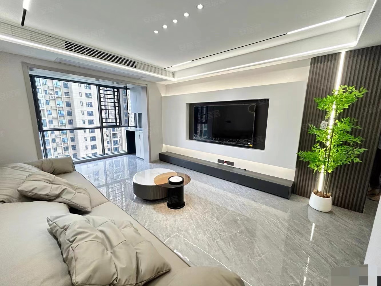 捡漏了，城南森林国际，电梯10楼，全新精装三房，下楼就是新二中二小，证满二