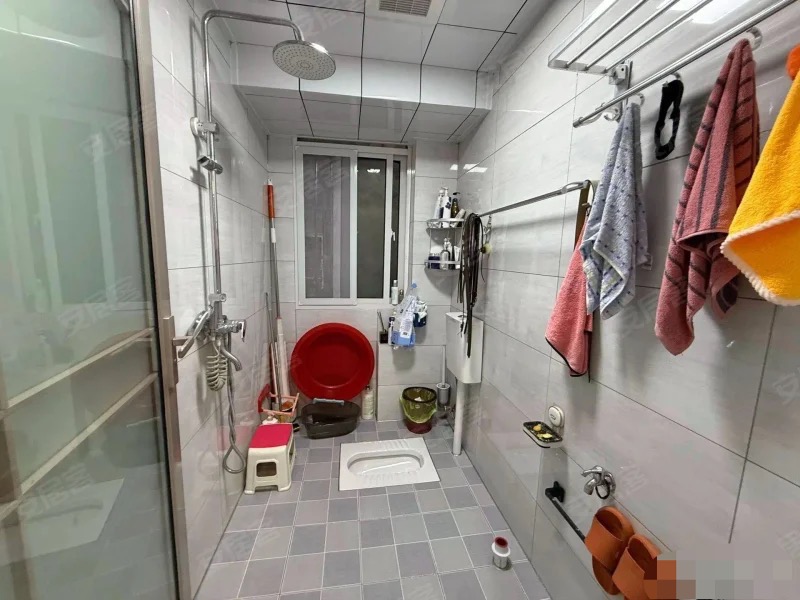 345，商城旁，交通路菜场附近，步梯二楼，精装三房，成色新，老证