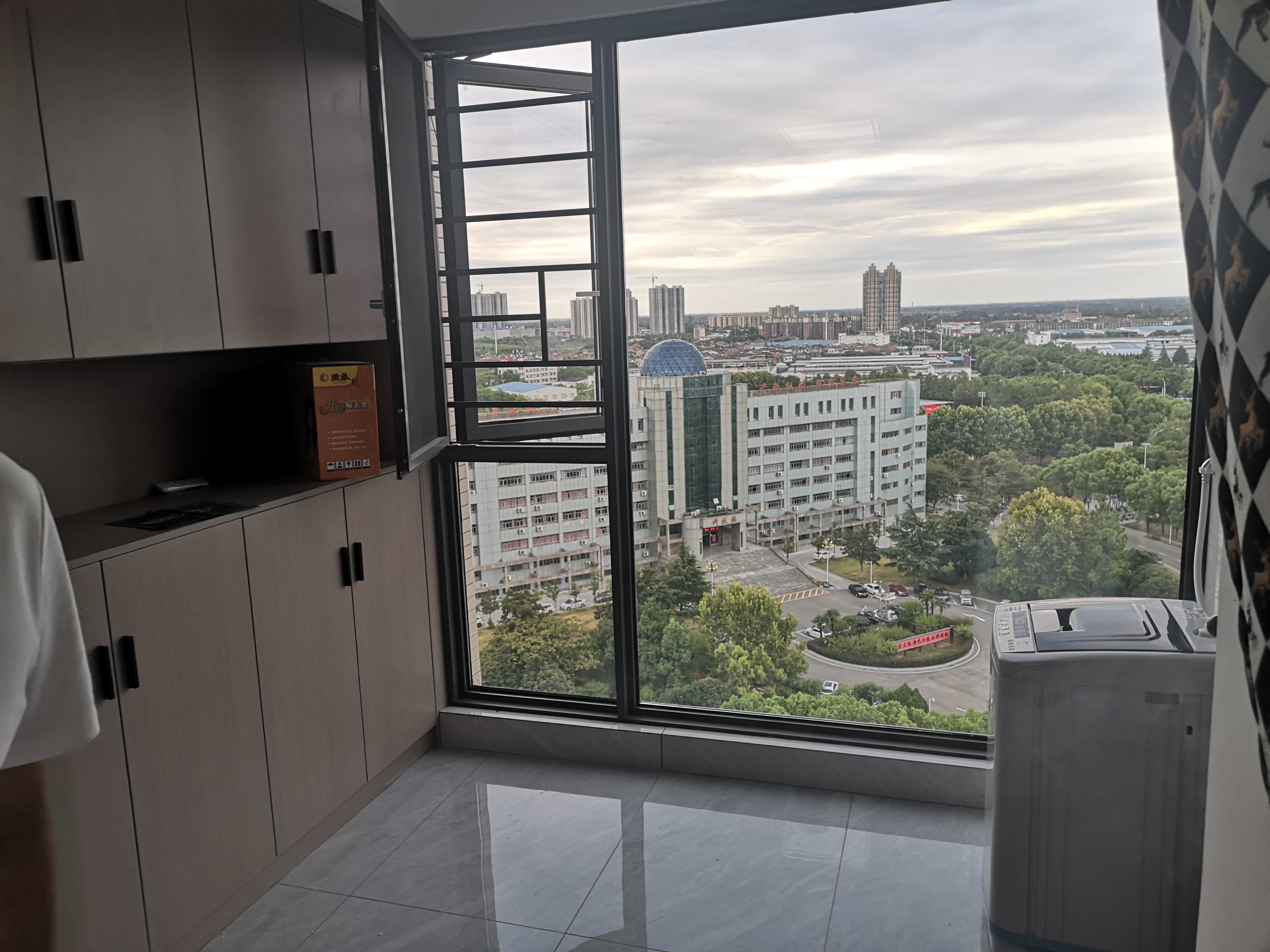 天泽园精装两房出租新装高层空气好