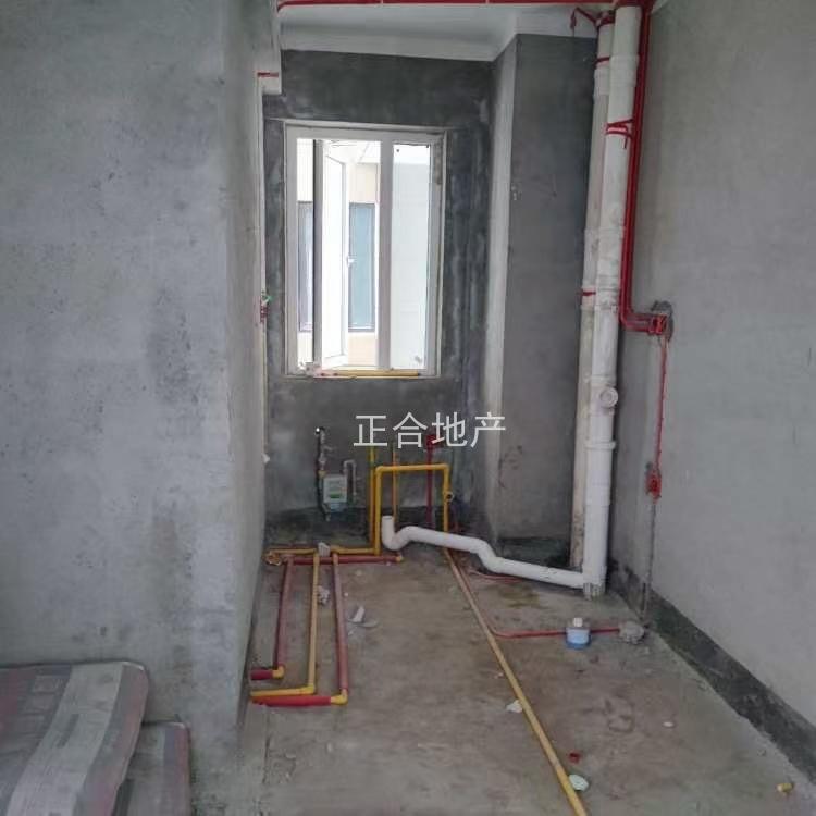 降价了，房东急售，城南，森林国际，三开间朝南，水电已弄好，证件满二