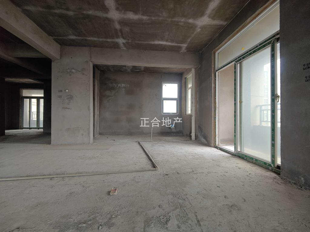 城南，新三中旁，元泰未来城，超大转角阳台，大平层，单价4800，送车位一梯一户,