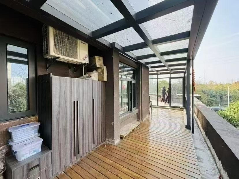 吾悦旁，蓝天新城，送200平大露台❗️送车位​，精装三房两卫，全屋品牌家具家电，成色9.9新，全屋暖气片，证满二