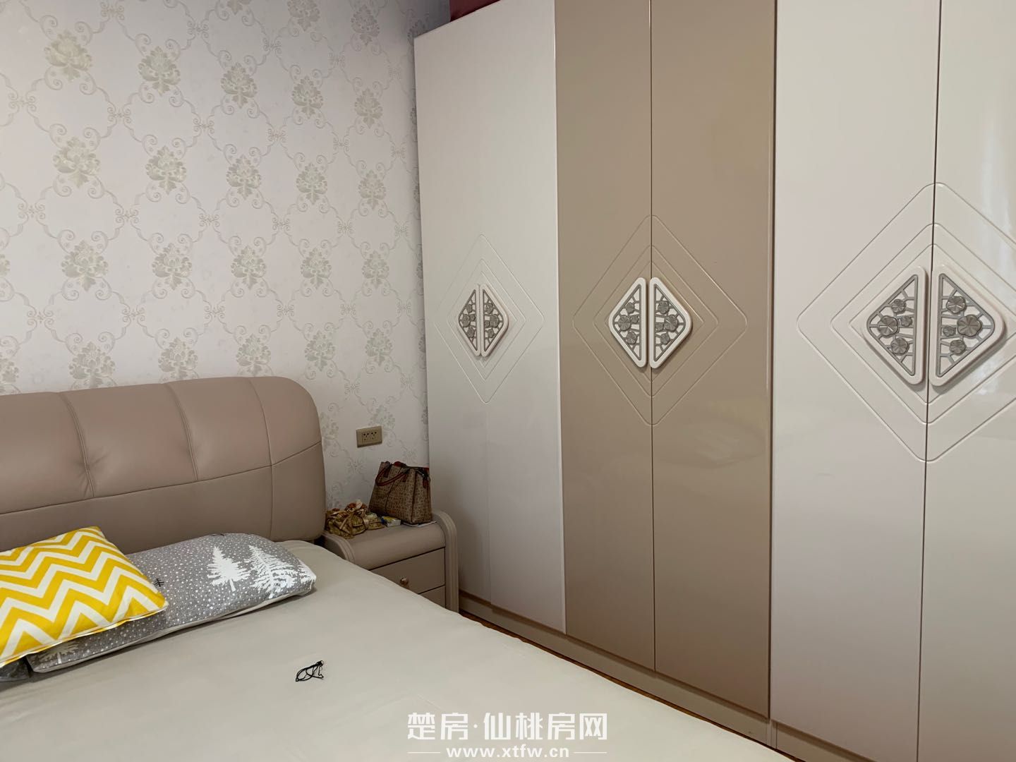 世纪雅园，读仙桃 ，周边配套完善，新装修的房子，室内空间大，中介勿扰。