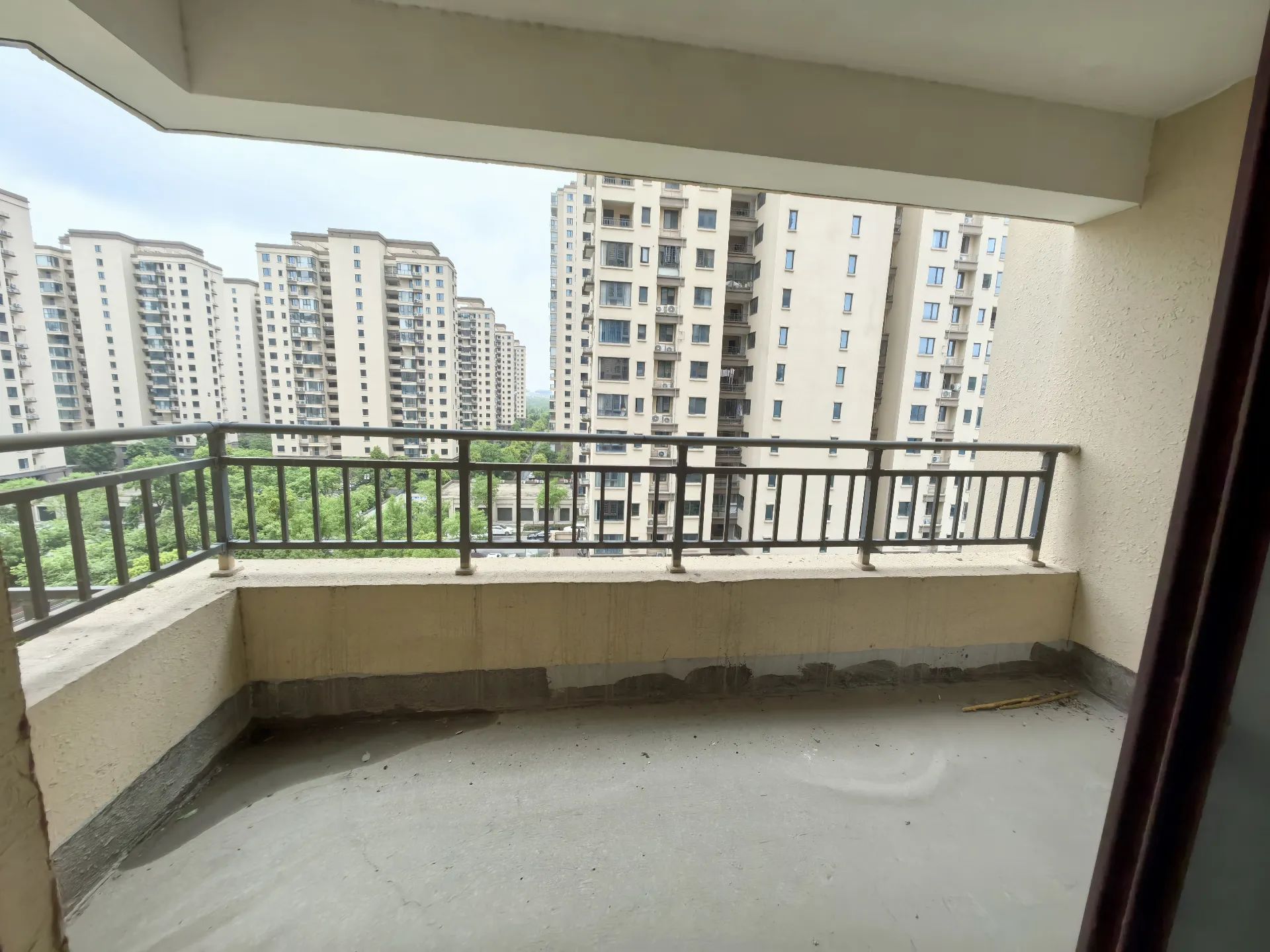 吾悦广场旁，荣怀及第世家，电梯好楼层，毛坯现房。大四房宽敞通透，证满二