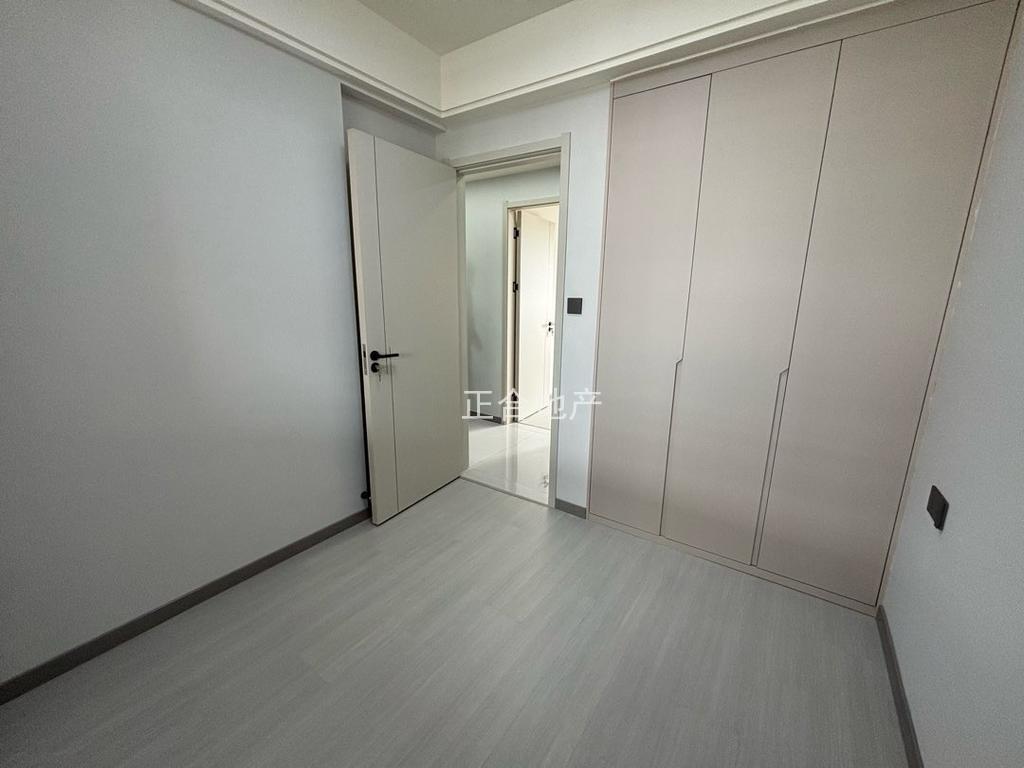 城南新三中三小门口❗️精装全新三房❗️中央空调➕75寸电视❗️证满二税费低，三开间朝南，中间楼层