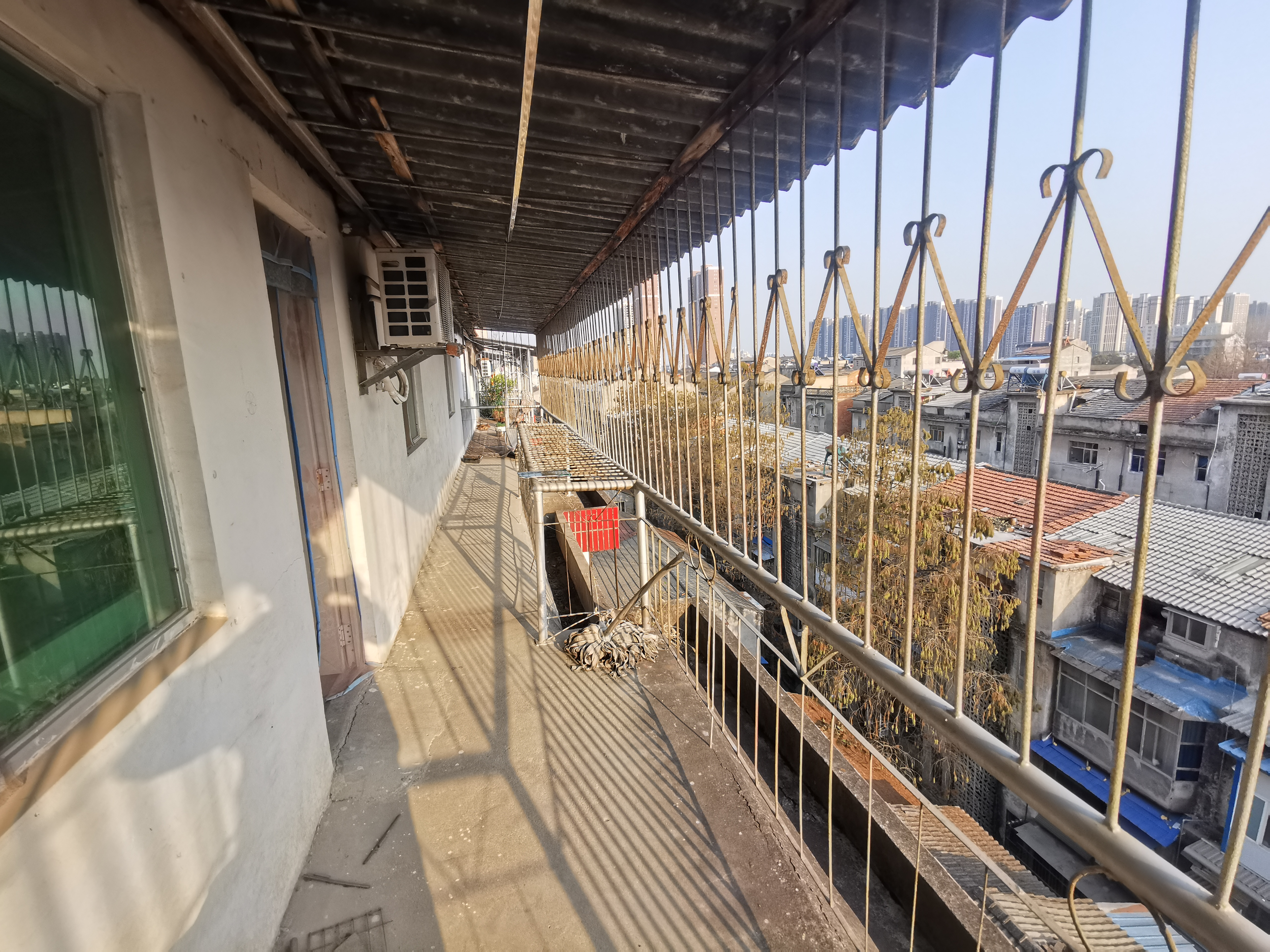 东区车站对面金属回收宿舍三房朝南两个阳台实际面积100平看房有钥匙可谈