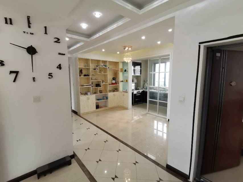 急售…绿地华庭天然氧吧，上下分层两户进出，产权面积254平米，使用面积315平米。