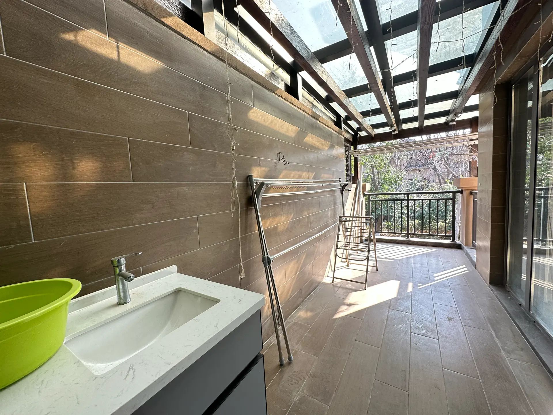 亏本出，绿地，‬别墅，边‮带户‬大院子，成色新，拎包入住