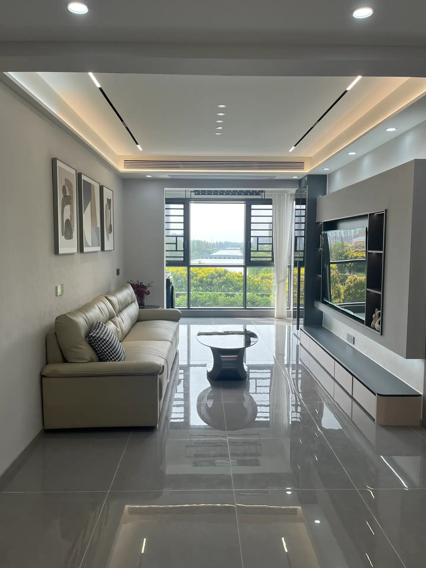 降价了，急售，元泰C区，精装​三房两‮两厅‬卫，全新装修，南‮通北‬透‬，证满二