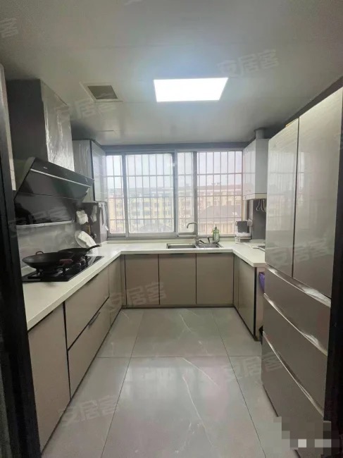 235，德政园，全屋暖气片，步梯天花板，全屋品牌家电家私，有院子停车，老证