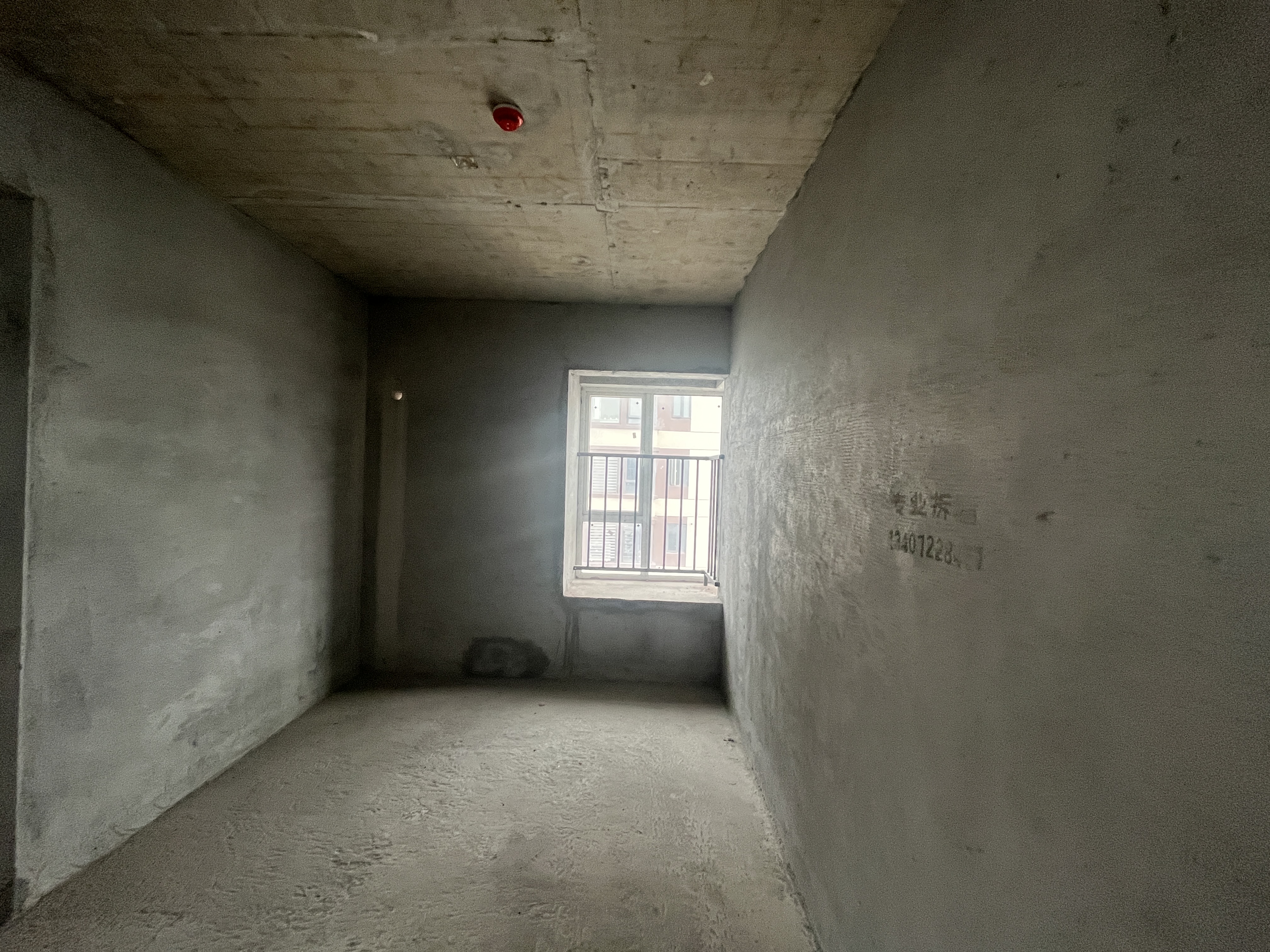 蓝天白云.毛坯三房.带车位，南北通透.看房方便