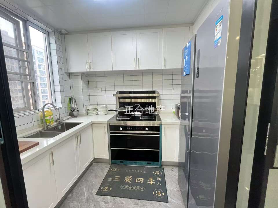 满庭春六期，边户好楼层，精装四房，保养成色9.9新，南北通透，全屋中央空调，拎包入住，证满二