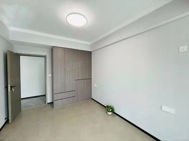 全新精装三房，阳光田园国际，送入户花园，单价5200多，电梯中间楼层证满二年，南北通透，业主诚心出售