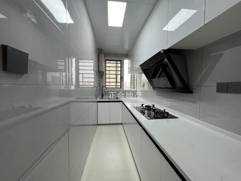 降价了，武商附近，电梯好楼层12楼，精装3房2厅，全新装修，诚心出售，满五